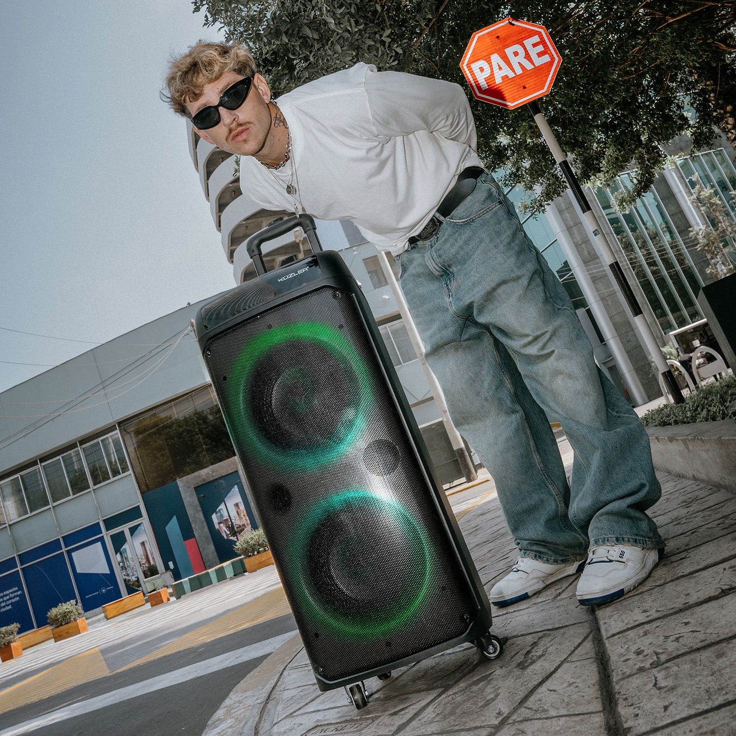 KUZLER PARLANTE KARAOKE 1600W HELGE-101 - 2 MICROFONOS - Imagen 5